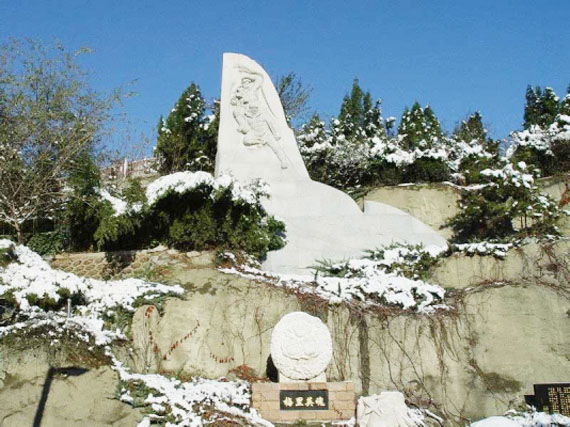 61f0baa7b352c.jpg 梅里英魂纪念碑.jpg